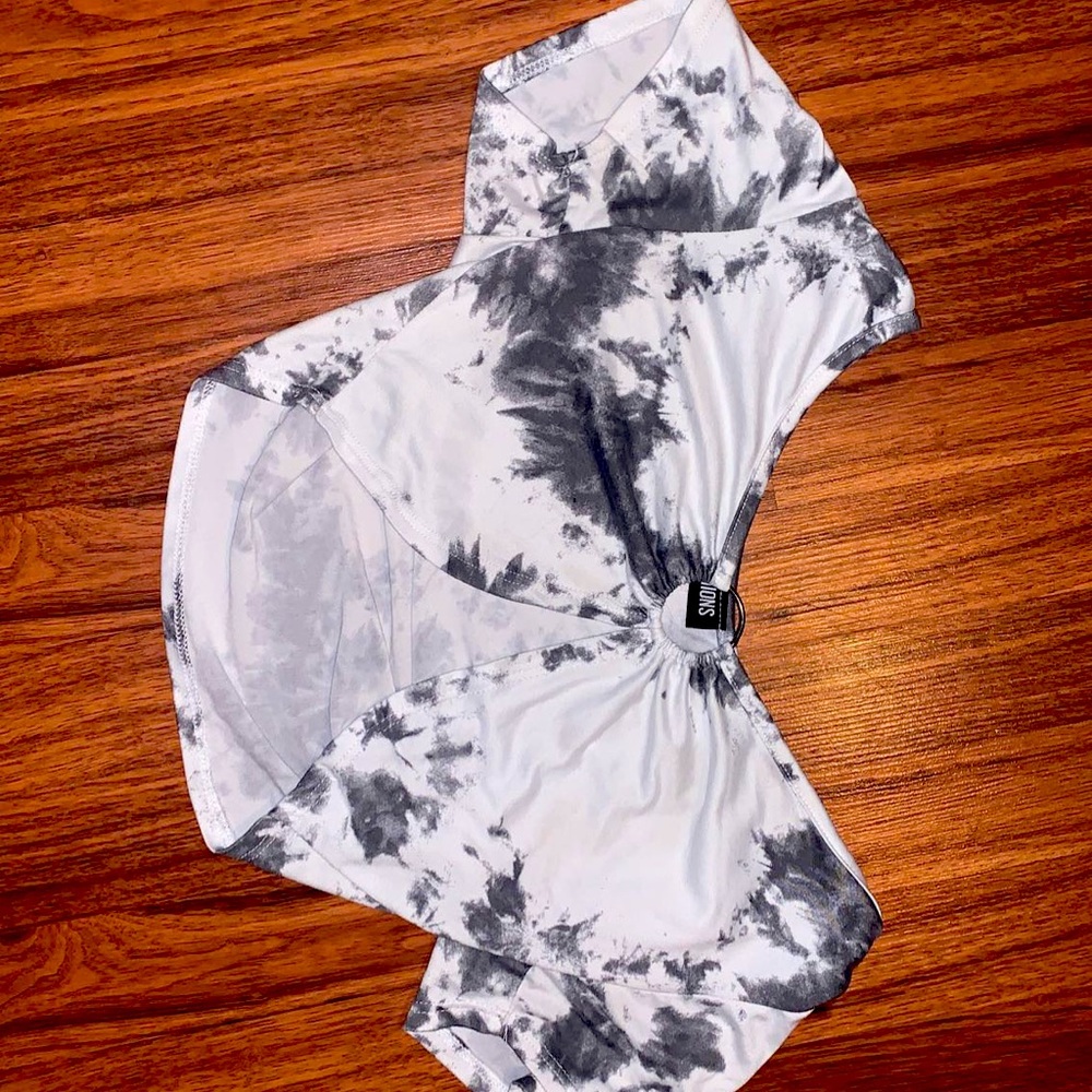 Color is grey and white size M
